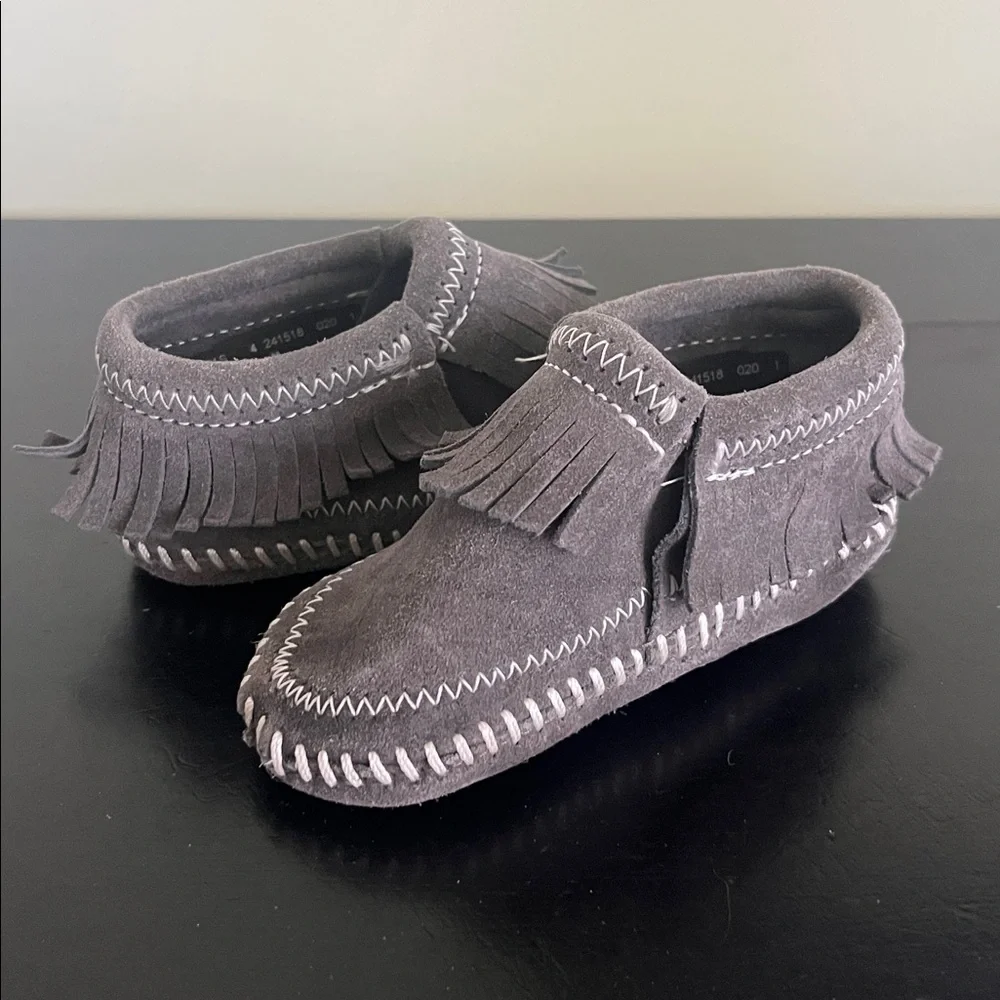 Minnetonka Grey Suede Riley Fringe Moccasin Bootie. Unisex Size 4